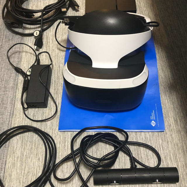 PlayStation VR(プレイステーションヴィーアール)のPSVR カメラ同梱版 エンタメ/ホビーのゲームソフト/ゲーム機本体(家庭用ゲーム機本体)の商品写真