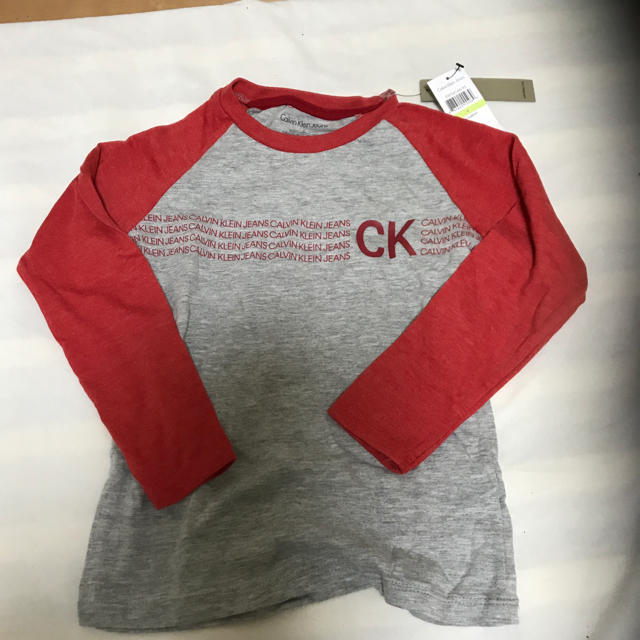 Calvin Klein(カルバンクライン)の送料込み！新品タグ付き　カルバンクラインキッズ長袖110サイズ キッズ/ベビー/マタニティのキッズ服男の子用(90cm~)(Tシャツ/カットソー)の商品写真