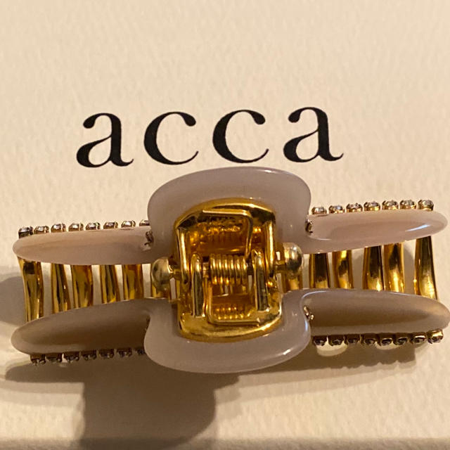 acca(アッカ)のacca   アッカ　ダブルコラーナ　ベージュ　希少　クリップ　中サイズ レディースのヘアアクセサリー(バレッタ/ヘアクリップ)の商品写真