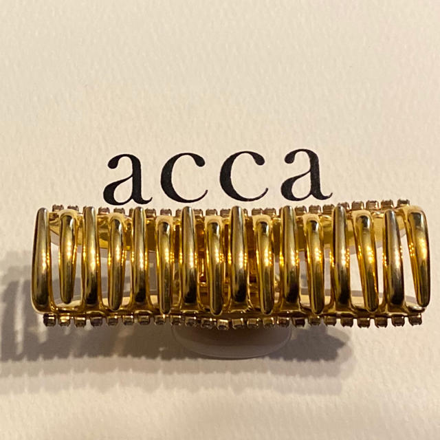 acca(アッカ)のacca   アッカ　ダブルコラーナ　ベージュ　希少　クリップ　中サイズ レディースのヘアアクセサリー(バレッタ/ヘアクリップ)の商品写真