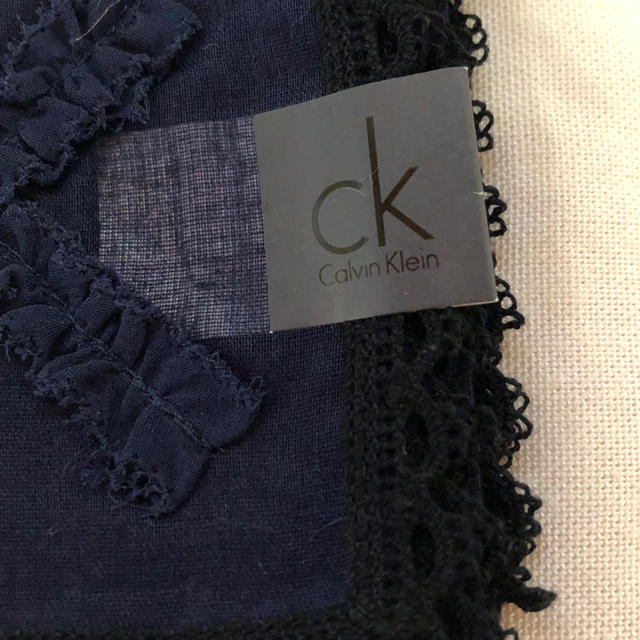 Calvin Klein(カルバンクライン)の未使用！カルバン　クライン☆ロゴリボン刺繍ハンカチーフ　50×50　送料無料！ レディースのファッション小物(ハンカチ)の商品写真