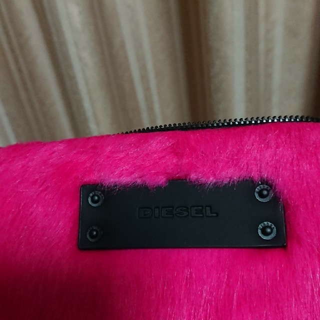 DIESEL(ディーゼル)の【新品】DIESEL  ピンクのモコモコポーチ レディースのバッグ(ボディバッグ/ウエストポーチ)の商品写真
