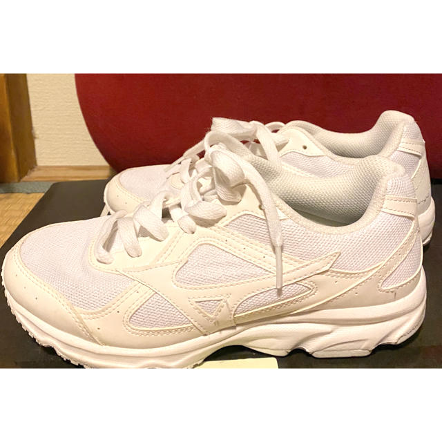 MIZUNO(ミズノ)の白スニーカー通学用に22.5㎝ キッズ/ベビー/マタニティのキッズ靴/シューズ(15cm~)(スクールシューズ/上履き)の商品写真