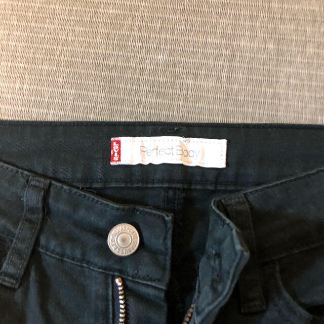 Levi's(リーバイス)のリーバイス　黒パンツ27インチ レディースのパンツ(デニム/ジーンズ)の商品写真