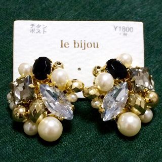 ビジューピアス 黒 ゴールド(ピアス)