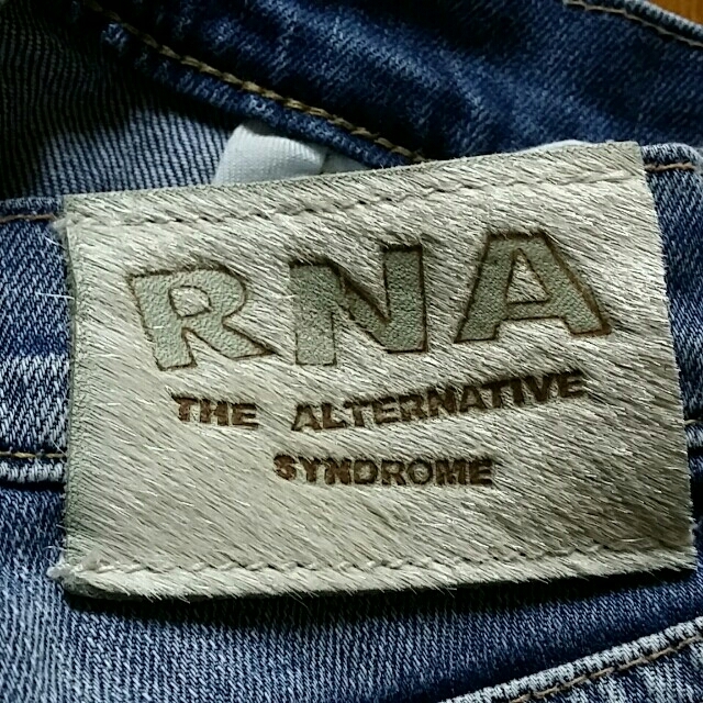 RNA(アールエヌエー)のRNA ダメージデニム レディースのパンツ(デニム/ジーンズ)の商品写真