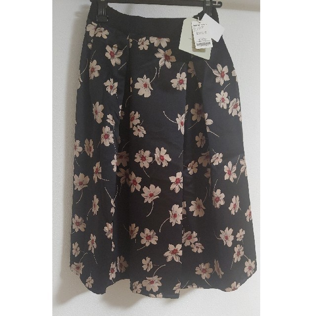 Million Carats(ミリオンカラッツ)のミリオンカラッツ✨タグ付花柄タックフレアスカート レディースのスカート(ひざ丈スカート)の商品写真