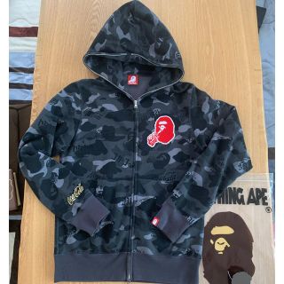 アベイシングエイプ(A BATHING APE)のAPE × コカコーラ ブラックカモ パーカー M シャーク パーカー　コラボ(パーカー)