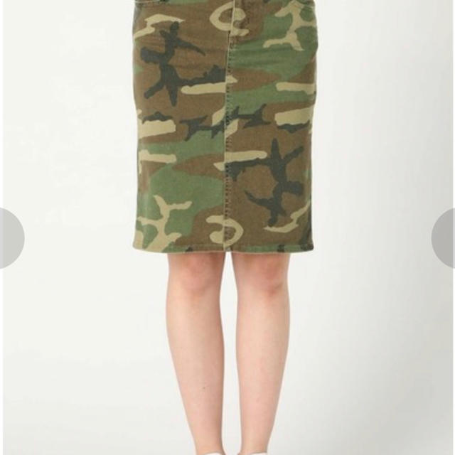 L'Appartement DEUXIEME CLASSE(アパルトモンドゥーズィエムクラス)のアパルトモン   CAMO PRINT TIGHT SKIRT  レディースのスカート(ひざ丈スカート)の商品写真