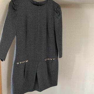 ジルスチュアート(JILLSTUART)の新品　ジルスチュアート  グレー　ワンピース　ビジュー　アプワイザーリッシェ(ひざ丈ワンピース)