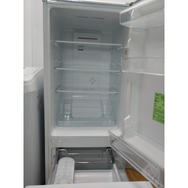 冷蔵庫　洗濯機　高年式ホワイトセット　スリムタイプ　大きめサイズ　シンプル スマホ/家電/カメラの生活家電(冷蔵庫)の商品写真