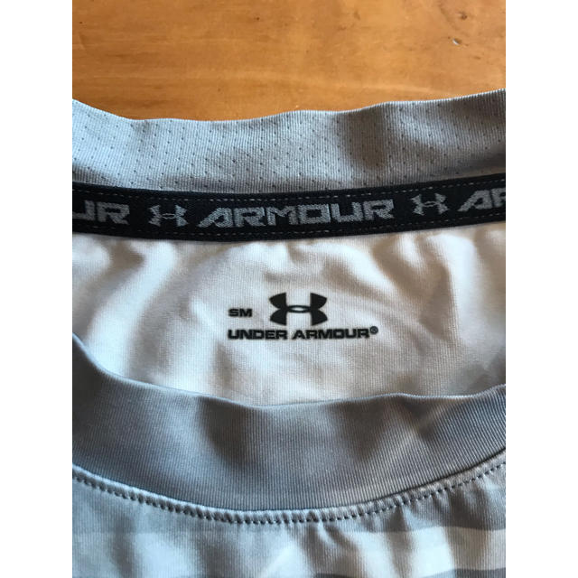 UNDER ARMOUR(アンダーアーマー)の【再値下げ】UNDERARMOUR インナーウエア半袖　ジュニアSMサイズ スポーツ/アウトドアのサッカー/フットサル(ウェア)の商品写真