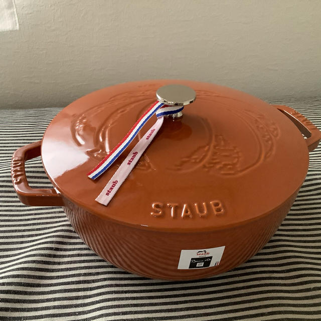 STAUB(ストウブ)の【最後の1個】ストウブ  ワナベ マルミット 南瓜レリーフ 24 シナモン インテリア/住まい/日用品のキッチン/食器(鍋/フライパン)の商品写真