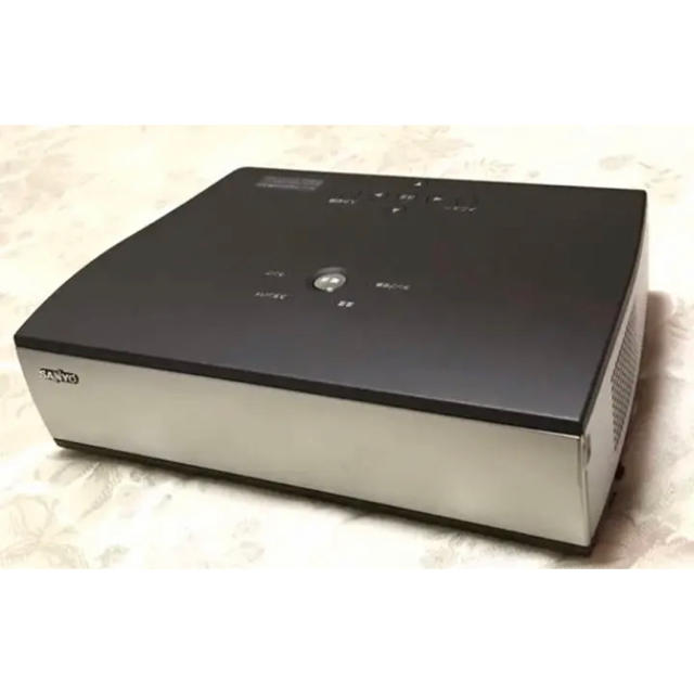 SANYO(サンヨー)のSANYO LP-Z1  使用時間少   程度極上美品 高級ケーブル付 スマホ/家電/カメラのテレビ/映像機器(プロジェクター)の商品写真