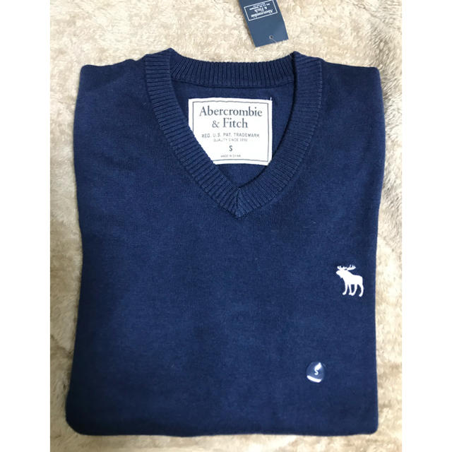 Abercrombie&Fitch(アバクロンビーアンドフィッチ)の☆新品　アバクロ  セーター　Vネック　ネイビー S☆❸ メンズのトップス(ニット/セーター)の商品写真