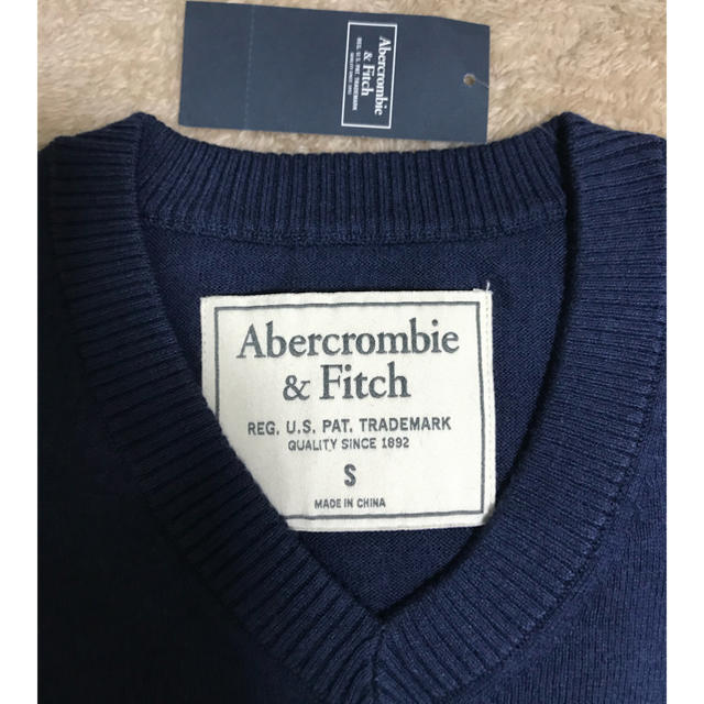 Abercrombie&Fitch(アバクロンビーアンドフィッチ)の☆新品　アバクロ  セーター　Vネック　ネイビー S☆❸ メンズのトップス(ニット/セーター)の商品写真