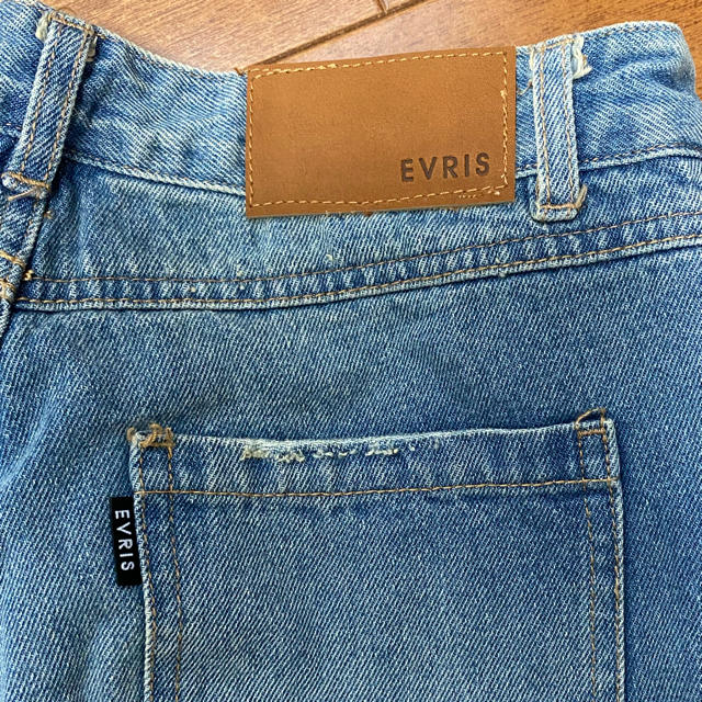 EVRIS(エヴリス)の【新品】EVRIS ／ ダメージデニム レディースのパンツ(デニム/ジーンズ)の商品写真