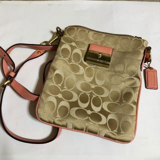 コーチ(COACH)のcoach ショルダーバック ゴールド&ピンク(ショルダーバッグ)