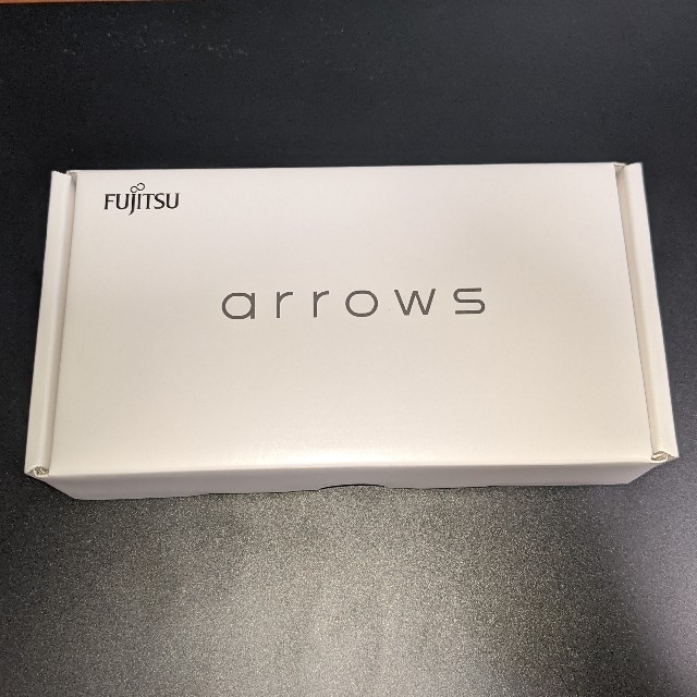 arrows(アローズ)の富士通 arrows RX ゴールド SIMフリー（楽天モバイル限定色） スマホ/家電/カメラのスマートフォン/携帯電話(スマートフォン本体)の商品写真