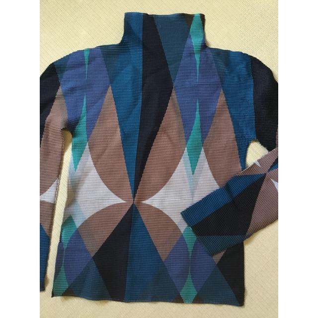 ISSEY MIYAKE - me イッセイミヤケ　ハイネック長袖トップ　ストレッチプリーツ