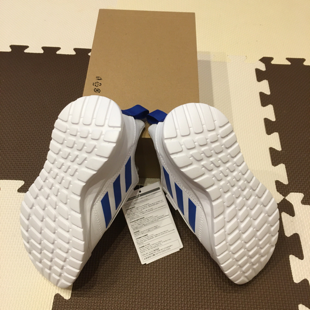 adidas(アディダス)のadidasスニーカー キッズ/ベビー/マタニティのキッズ靴/シューズ(15cm~)(スニーカー)の商品写真