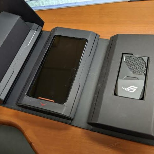 ASUS ROG Phone (8GB/512GB) ZS600KL シムフリー スマホ/家電/カメラのスマートフォン/携帯電話(スマートフォン本体)の商品写真