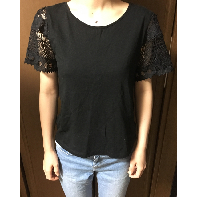LOWRYS FARM(ローリーズファーム)の袖レースのブラックTシャツ レディースのトップス(Tシャツ(半袖/袖なし))の商品写真