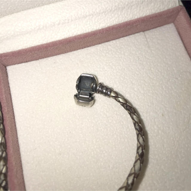 Pandora パンドラ レザーブレスレット チャーム セット レディースのアクセサリー(ブレスレット/バングル)の商品写真