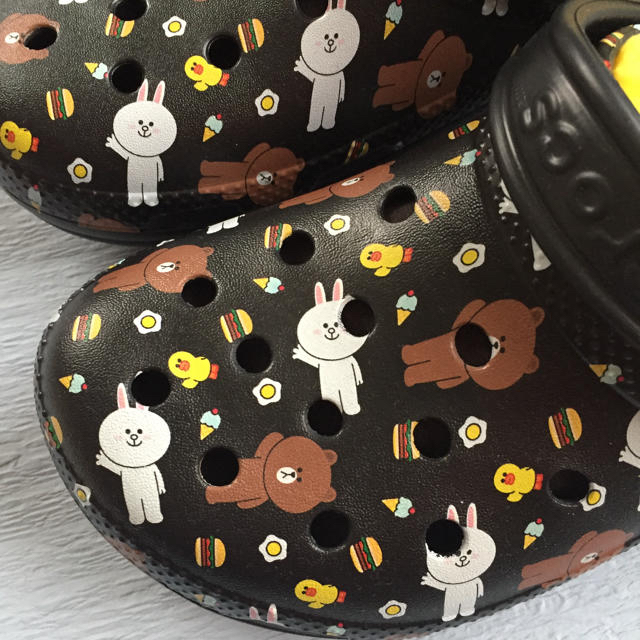 crocs(クロックス)のクロックス ボア付き クラシック LINE フレンズ ラインド クロッグ  レディースの靴/シューズ(サンダル)の商品写真