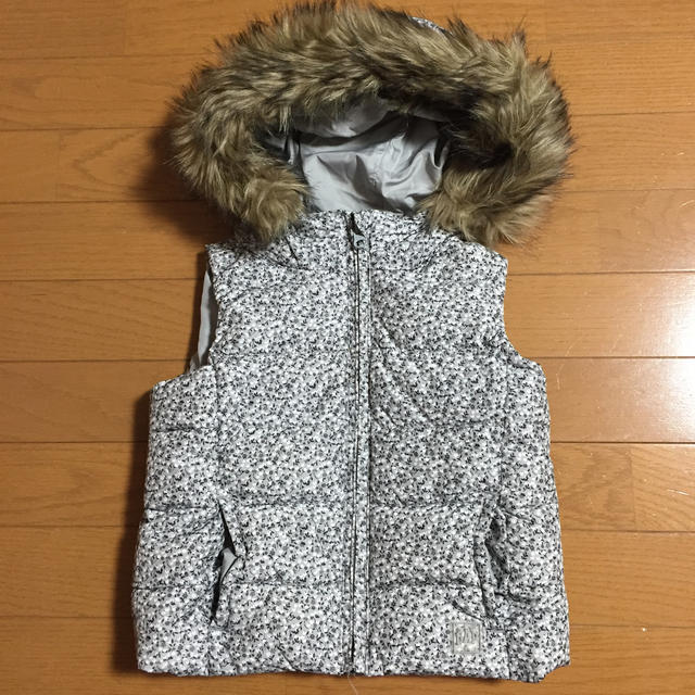 GAP(ギャップ)のGAP 美品 花柄 フード付き ベスト 110cm キッズ/ベビー/マタニティのキッズ服女の子用(90cm~)(ジャケット/上着)の商品写真