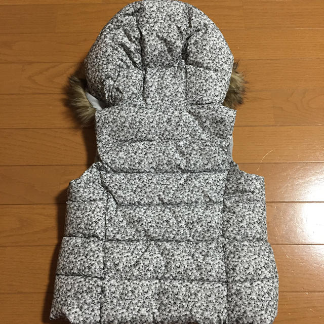 GAP(ギャップ)のGAP 美品 花柄 フード付き ベスト 110cm キッズ/ベビー/マタニティのキッズ服女の子用(90cm~)(ジャケット/上着)の商品写真