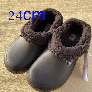 クロックス(crocs)のクロックス　レディース　秋冬用ボア付きサンダル　24cm ブラウン(サンダル)