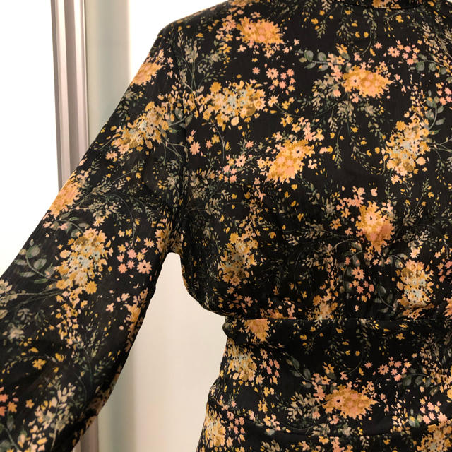 ZARA(ザラ)の花柄 ロングワンピース　アシンメトリー　ザラZARA xs イエロー系フラワー レディースのワンピース(ロングワンピース/マキシワンピース)の商品写真