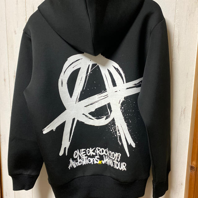 ONE OK ROCK(ワンオクロック)のワンオクロック パーカー エンタメ/ホビーのタレントグッズ(ミュージシャン)の商品写真