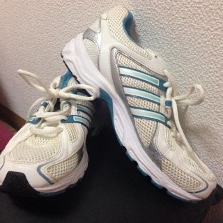 アディダス(adidas)のadidasスニーカー(スニーカー)