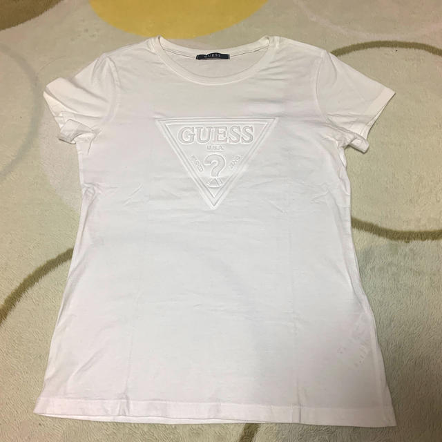 GUESS(ゲス)のGUESS  Tシャツ　エンボス加工　ホワイト レディースのトップス(Tシャツ(半袖/袖なし))の商品写真