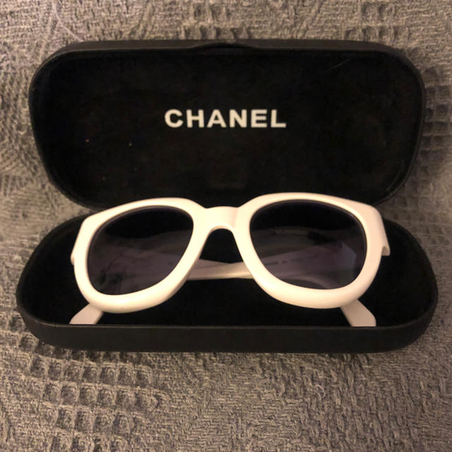 CHANEL(シャネル)のCHANEL サングラス　ビンテージ　ケース付き レディースのファッション小物(サングラス/メガネ)の商品写真