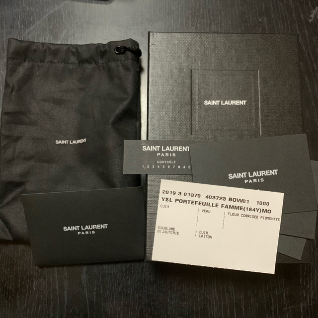 Saint Laurent(サンローラン)のイヴ・サンローラン　二つ折り財布 レディースのファッション小物(財布)の商品写真