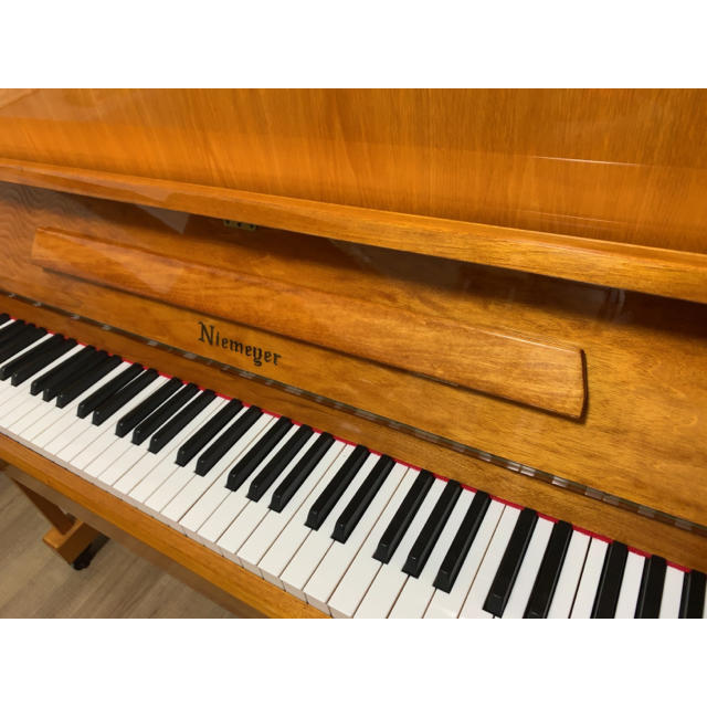 【新春セール中】木目のアップライトピアノ / スタイリッシュな小型ピアノ 楽器の鍵盤楽器(ピアノ)の商品写真