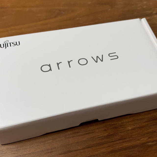 arrows(アローズ)の【新品未開封】ARROWS RX GOLD 32GB SIMフリー 富士通 スマホ/家電/カメラのスマートフォン/携帯電話(スマートフォン本体)の商品写真