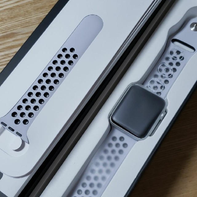 Apple Watch(アップルウォッチ)の休日特価！Apple Watch 3 42mm Nike GPS スマホ/家電/カメラのスマートフォン/携帯電話(その他)の商品写真
