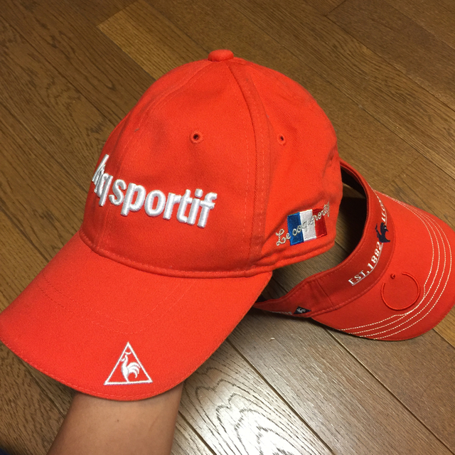 le coq sportif(ルコックスポルティフ)のゴルフサンバイザーキャップ セット 赤  レディースの帽子(キャップ)の商品写真