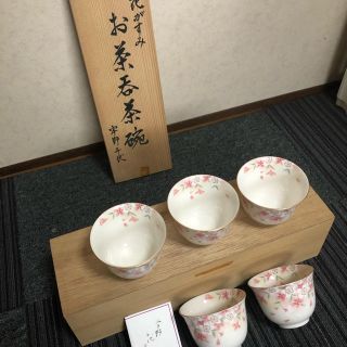 ウノチヨ(宇野千代)の値下げ ★新品 未使用★ 宇野千代 花がすみ お茶呑茶碗 木箱入り5客セット(食器)