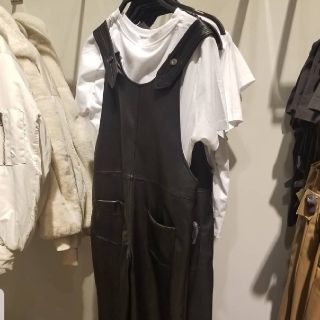 ザラ(ZARA)のZARAサロペットフェイクレザーサロペット2020ss新品未使用タグ付き(サロペット/オーバーオール)