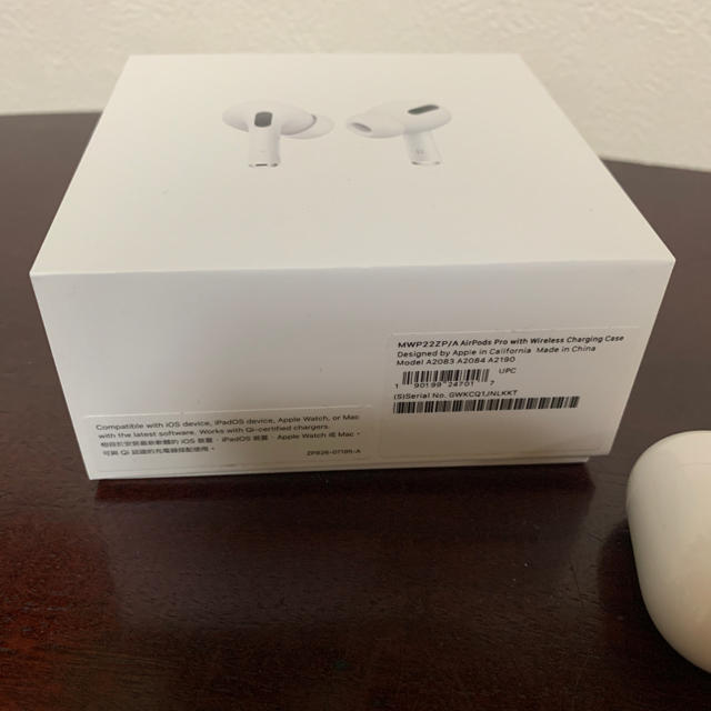 Apple(アップル)のAirPods pro 本体セット スマホ/家電/カメラのオーディオ機器(ヘッドフォン/イヤフォン)の商品写真