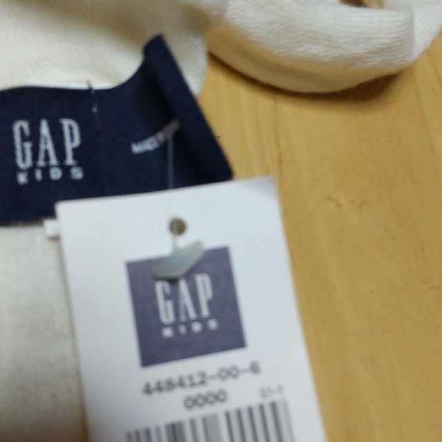 GAP(ギャップ)の早い者勝ち  新品 GAP ストール 白 定価3400円 レディースのファッション小物(ストール/パシュミナ)の商品写真