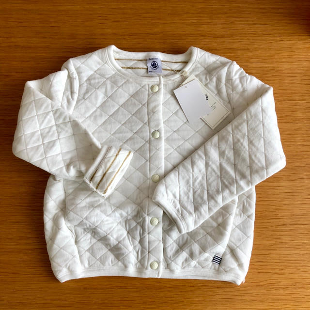 PETIT BATEAU(プチバトー)のタグ付き新品　チュビック キルティング  カーディガン 5ans キッズ/ベビー/マタニティのキッズ服女の子用(90cm~)(カーディガン)の商品写真