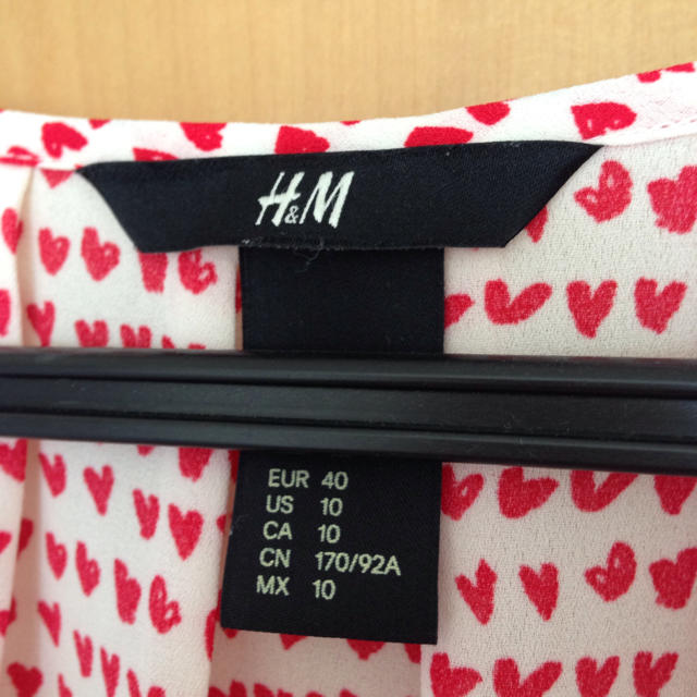 H&M(エイチアンドエム)のM♪様 専用 H&M ハートシャツ レディースのトップス(シャツ/ブラウス(半袖/袖なし))の商品写真