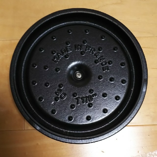 STAUB(ストウブ)の未使用☆staub ストウブ ココットラウンド ナス 20cm  鍋 2.2L インテリア/住まい/日用品のキッチン/食器(鍋/フライパン)の商品写真