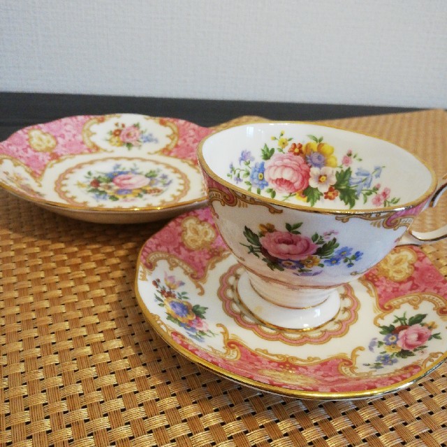 ROYAL ALBERT(ロイヤルアルバート)のティーカップ&ソーサー&ケーキ皿 インテリア/住まい/日用品のキッチン/食器(グラス/カップ)の商品写真